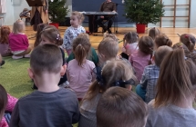 Przedszkolaki ogladaja wystep muzykow.