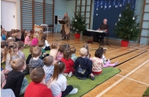 Muzycy podczas koncertu przed dziecmi w sali gimnastycznej przedszkola.