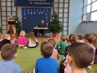 Dzieci ogladaja wystep muzykow.