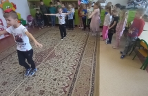 obwod stacyjny - dzieci przechodza po sciezce z woreczkiem na glowie