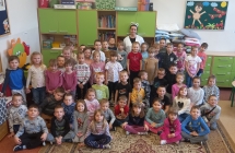 pamiatkowe zdjecie dzieci z pielegniarka