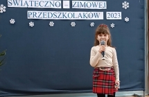 dziewczynka spiewa do mikrofonu