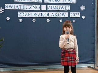 dziewczynka spiewa do mikrofonu