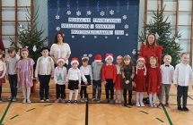 przedszkolaki podczas przegladu tworczosci swiateczno zimowej