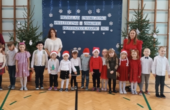 przedszkolaki podczas przegladu tworczosci swiateczno zimowej
