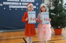 dziewczynlki otrzymuja dyplomy