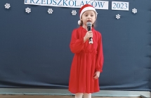 dziewczynka spiewa koledy