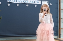 dziewczynka spiewa do miikrofonu