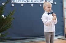 chlopiec spiewa