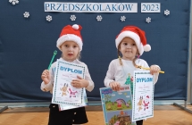 dziewczynki trzymaja dypolmy