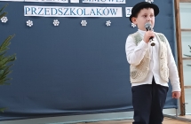 chlopiec spiewa pastoralki