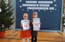 dziewczynki trzymaja dyplomy