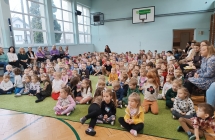 przdszkolaki ogladaja wystepy kolegow