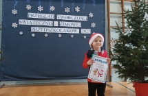 chlopiec trzyma dyplom