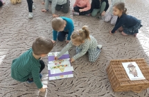 Czterolatki z gr. III ukladaja z puzzli piramide zywienia.