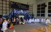 Dzieci przedstawiaja historie Bozego Narodzenia