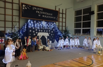 Dzieci przedstawiaja historie Bozego Narodzenia