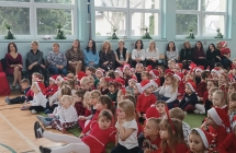 Przedszkolaki ogladaja jaselka