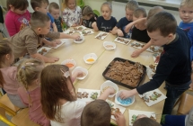 Dzieci dekoruja pierniczki kolorowymi posypkami  (4)