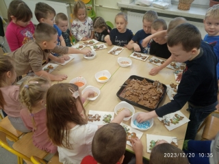 Dzieci dekoruja pierniczki kolorowymi posypkami  (4)