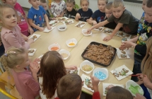 Dzieci dekoruja pierniczki kolorowymi posypkami  (3)