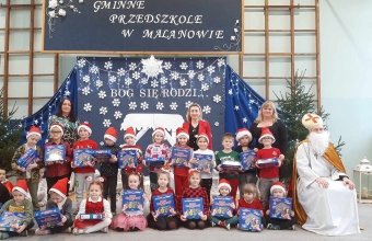 Dzieci z gr. VI podczas spotkania z Mikolajem
