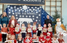 Dzieci z grupy II z Mikolajem i z prezentami