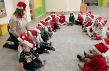 dzieci w kole czekaja na Mikolaja