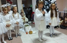 dziewczynki spiewaja koledy