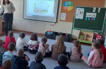 ogladanie prezentacji wyjasniajacej dzieciom specyfike alfabetu Braille'a