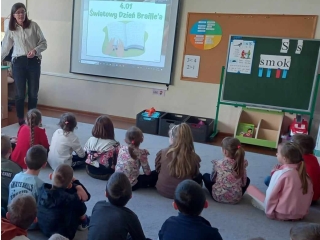 ogladanie prezentacji wyjasniajacej dzieciom specyfike alfabetu Braille'a