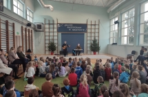 przedszkolaki wsluchane w muzyke z Ameryki Pld podczas audycji muzycznej