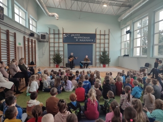 przedszkolaki wsluchane w muzyke z Ameryki Pld podczas audycji muzycznej