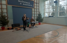 Grupa muzyczna prezentuje znane utwory muzyki latynoamerykanskiej w przedszkolu