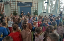 Przedszkolaki tancza w rytm muzyki z Ameryki Poludniowej