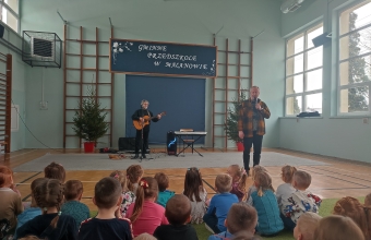 Audycja muzyczna w przedszkolu w wykonaniu grupy Art-es