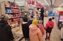 przedszkolaki zwiedzaja sklep