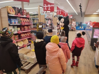 przedszkolaki zwiedzaja sklep