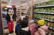 Myszka Miki oprowadza dzieci po sklepie