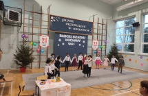 Przedszkolaki tancza w kole