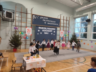 Przedszkolaki tancza w kole