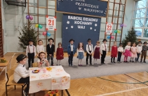przedszkolaki odgrywaja scenke Babcia i dziadek
