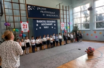 dzieci na instrumentach graja do utworu Letkiss