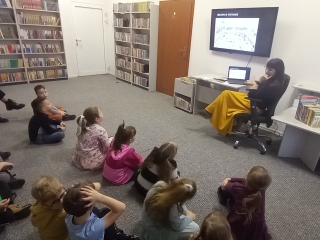 dzieci ogladaja najciekawsze i najwieksze biblioteki swiata