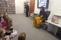dzieci sluchaja krotkiej historii biblioteki