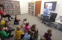 dzieci sluchaja informacji na temat pracy bibliotekarza