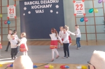 Dzieci z grupy III podczas tanca w parach.