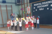 Dzieci z gr. III podczas ukladu tanecznego z kolorowymi pomponami.