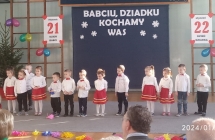 Dzieci z gr III podczas recytacji wiersza dla dziadka.