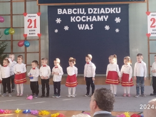 Dzieci z gr III podczas recytacji wiersza dla dziadka.